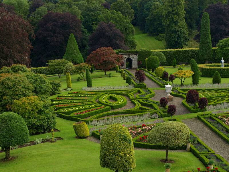 Сады правильно. Сады замка Драммонд. Drummond Castle Gardens топиарное искусство. Пейзажный парк сад Левенс Холл. Шотландия парк.